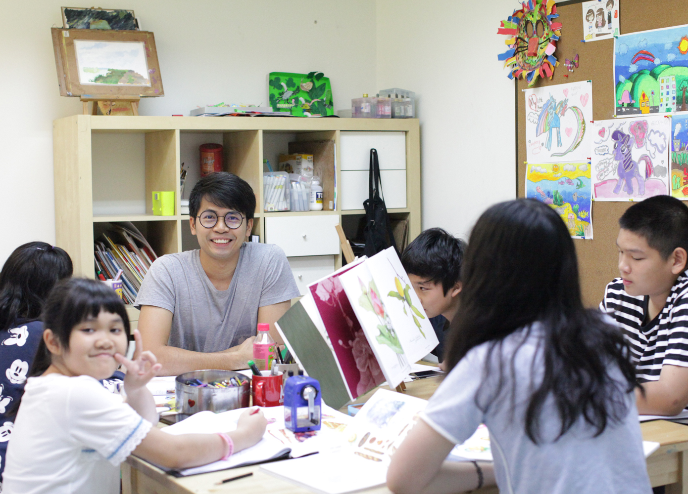 เสาร์ – Junior Artist & Designer กับครูโอ้แว่นวาด